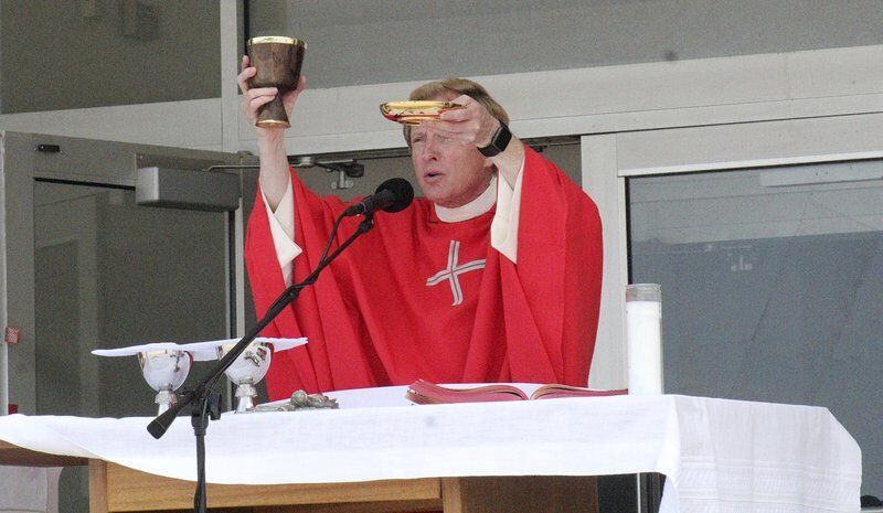Parish celebrates Mass in former Sears parking lot